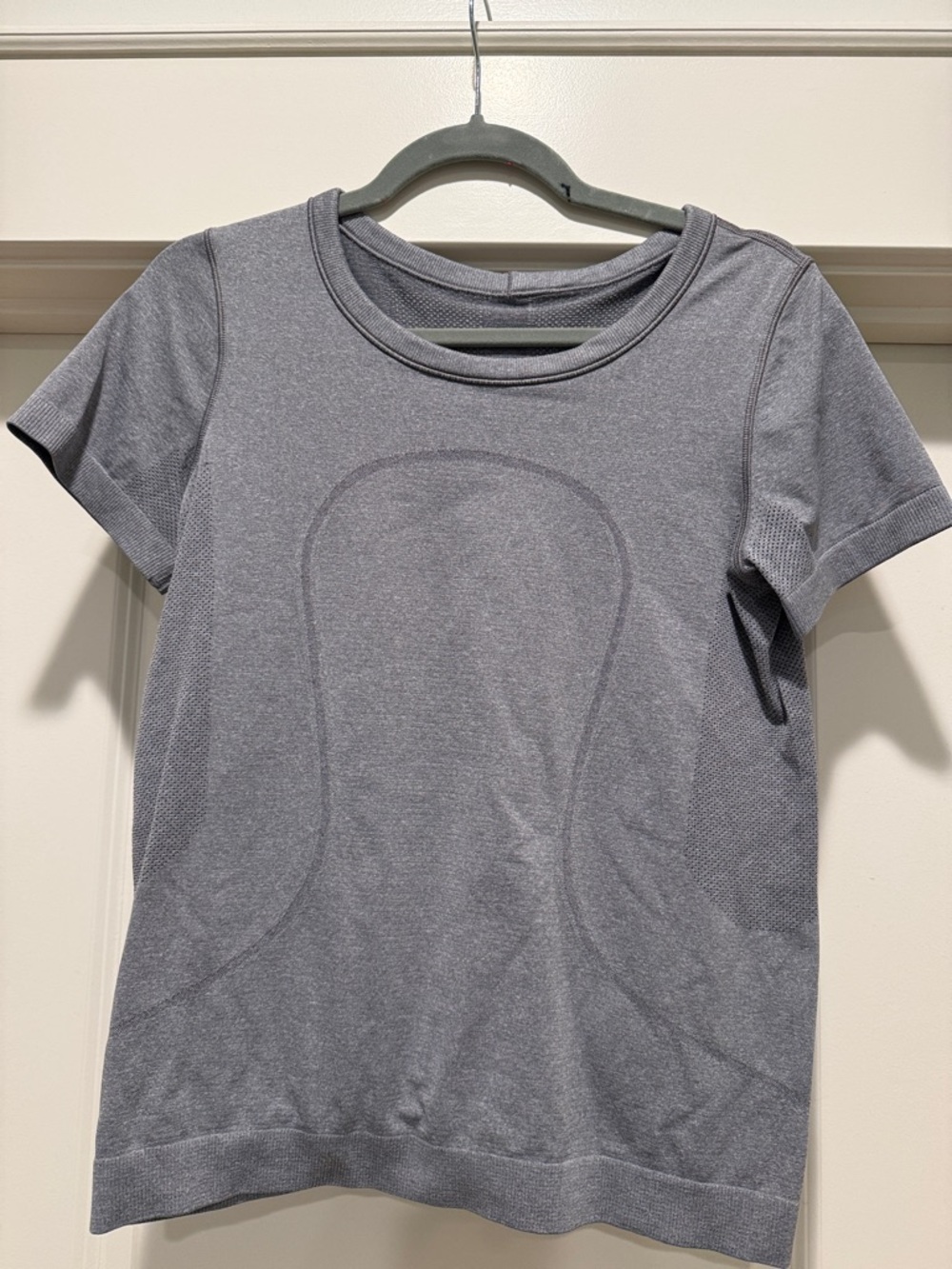 Lululemon 6 Women Gray Swifty tech Short Sleeve Top
